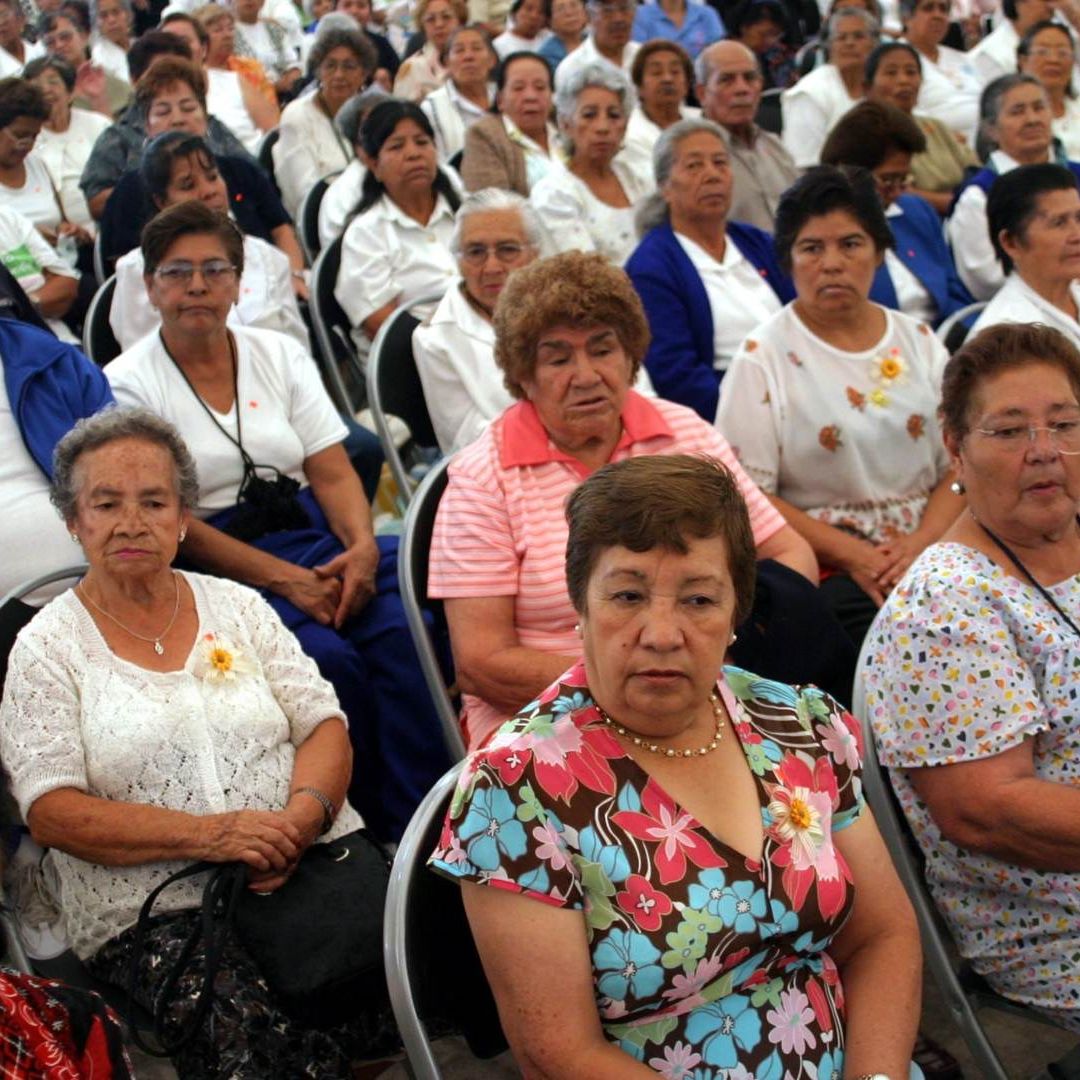 Hombres y Mujeres beneficiarios INAPAM. Cuáles son los beneficios que da la Tarjeta INAPAM.